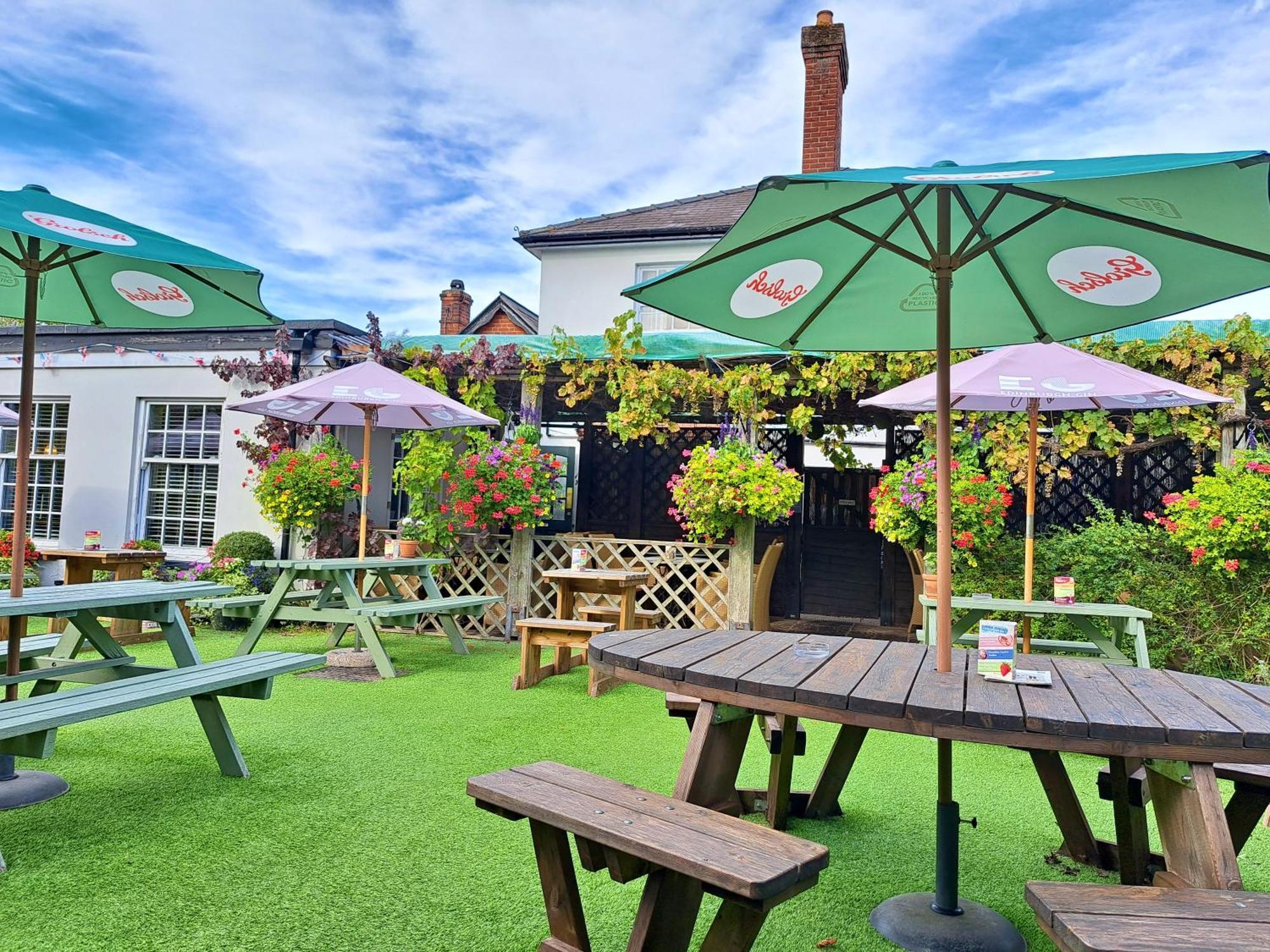The Inn West End Уокинг Екстериор снимка