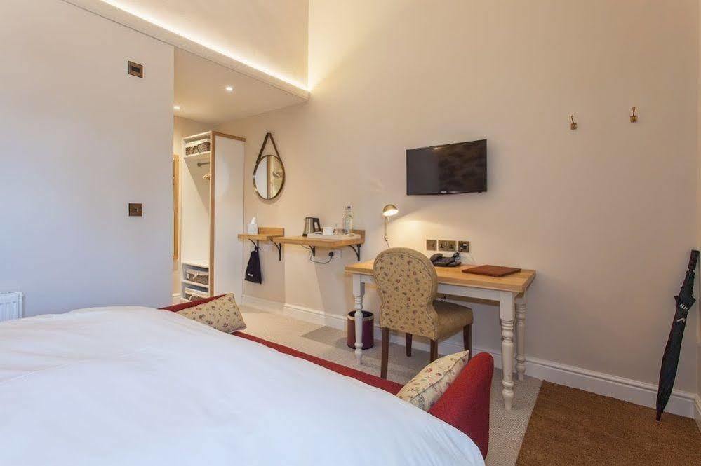 The Inn West End Уокинг Екстериор снимка