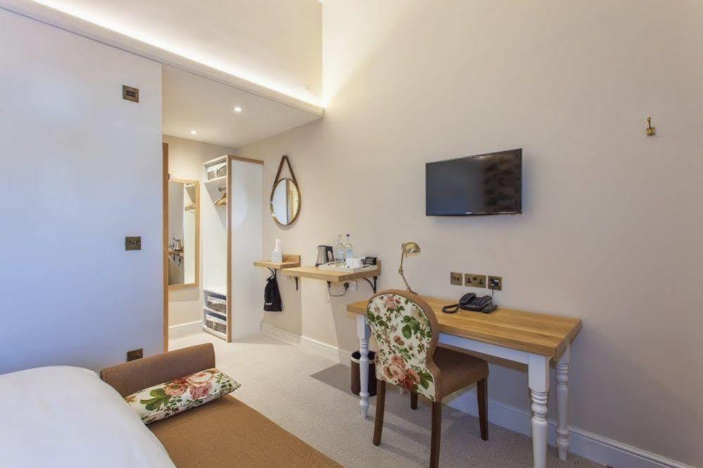 The Inn West End Уокинг Екстериор снимка
